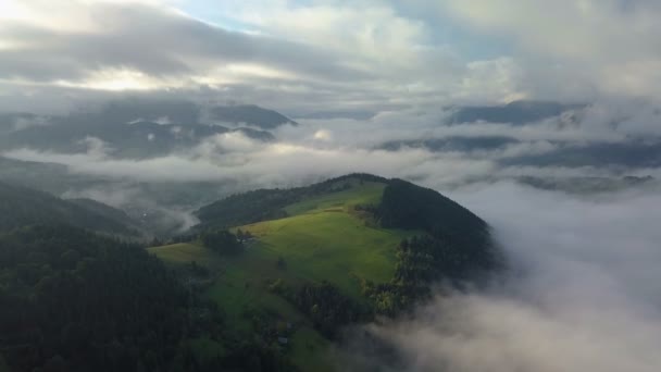 Aerial dimmigt land landskap ljus ovanför molnen med vackra färger på morgonen i soluppgången. Pan-vänster till höger — Stockvideo