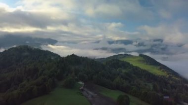 Gündoğumu, gün ışığına güzel renkler ile bulutların üzerinde hava sisli ülkenin peyzaj
