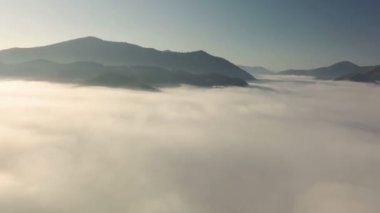 Bulutlar dağlar manzara sabah içine hava uçuş