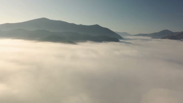Luchtfoto vlucht in de wolken in ochtend bergen landschap — Stockvideo