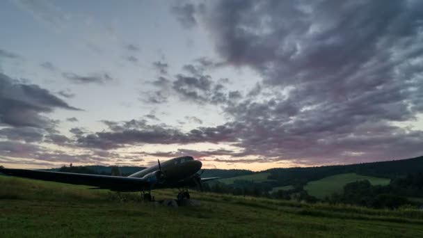 Sonnenaufgang Über Militärflugzeugen Zeitraffer Schöne Morgenfarbe Auf Dem Trek — Stockvideo