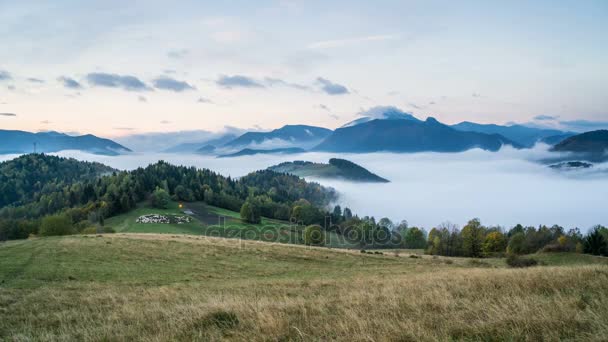秋山の時間経過の日の出前に牧場を持つ国を移動する雲と霧の朝 — ストック動画