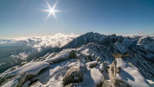 Zonsondergang Winter Besneeuwde Bergen Boven Wolken Rotsen Sneeuw Time Lapse — Stockvideo