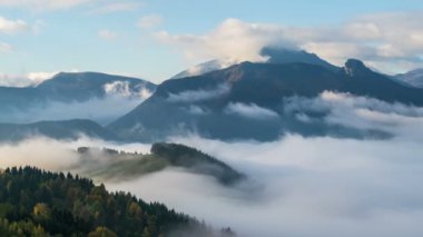Bulutlarda dağlar vadi peyzaj zaman atlamalı dalga ile sisli sabah