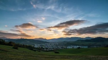 Sunset akşam küçük bir kasaba. Gün gece zaman atlamalı yakınlaştırmak için