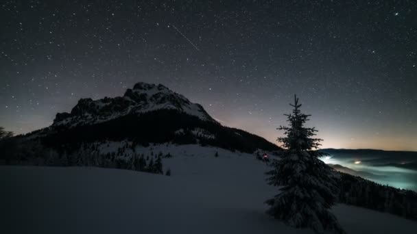 Ciel Nocturne Avec Des Étoiles Déplaçant Sur Sommet Montagne Hiver — Video