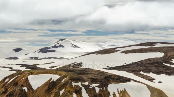 Wolken Regenboog Besneeuwde Bergen Ijsland Landmannalaugar Overgang Tijd Lapse Pan — Stockvideo