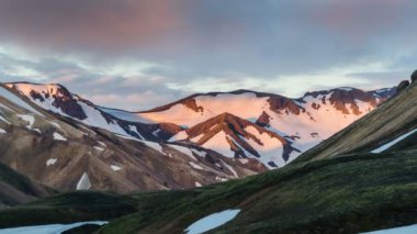 Günbatımı renkleri dağlar ve İzlanda Landmannalaugar bulutlarda. Zaman atlamalı Yakınlaştır
