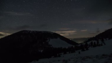 Yıldızlar ve gece gökyüzünde kış dağların hareket bulutlar. Rüya gibi astronomi zaman atlamalı