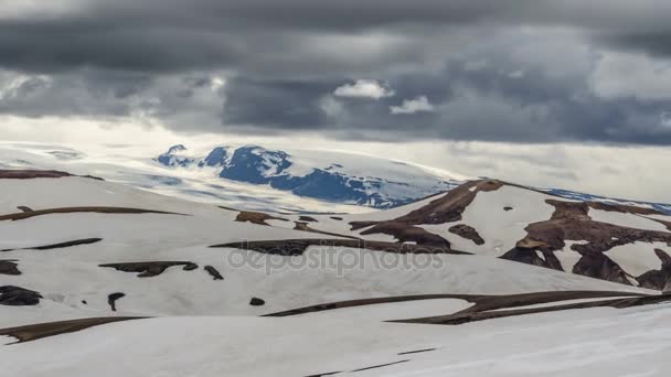 冰岛的卡特拉火山山脉上空有戏剧性的云层移动 时间推移放大 — 图库视频影像