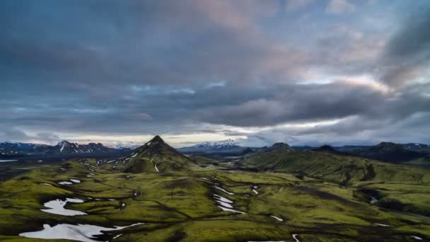 Цвета Заката Облаках Неба Над Зелеными Исландскими Горами Природа Увеличьте — стоковое видео
