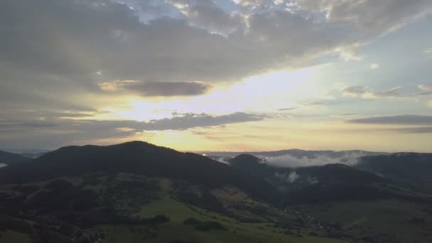 Luchtfoto Vliegen Groene Landschap Bij Zonsondergang — Stockvideo