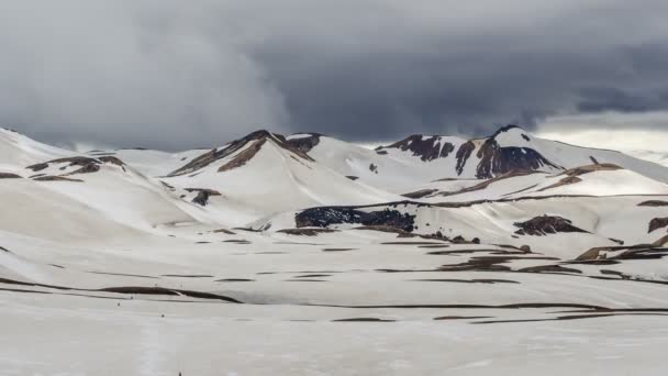 Lugavegur 徒步穿越冬季火山山脉的戏剧性云层 时间推移放大 — 图库视频影像