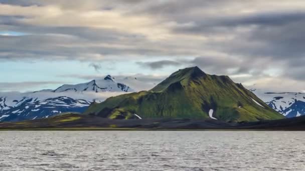 Eeppinen Ilta Järven Rannalla Vuorten Alla Islannissa Aika Kuluu — kuvapankkivideo