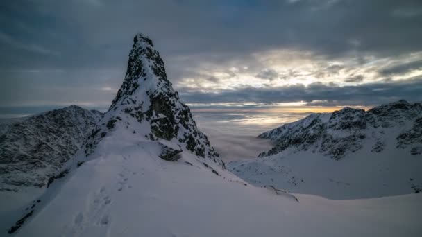 Avondrood Ower Winter Bergtop Time Lapse Inzoomen — Stockvideo