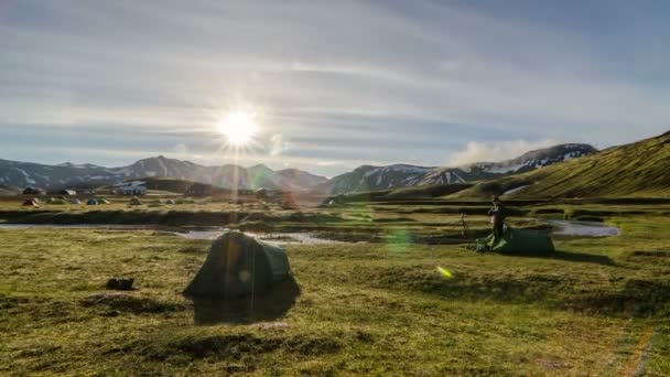 sonniger Morgen im Camp auf Island im Zeitraffer