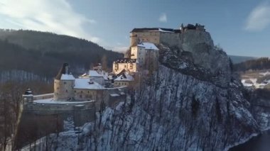 Suuny kış akşam, Slovakya Orava Kalesi çevresinde havadan görünümü