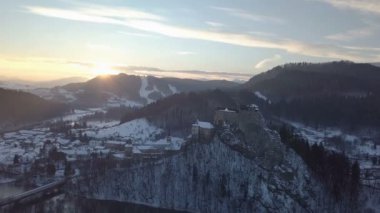 Orava Kalesi günbatımı kış akşamları, Slovakya yukarıda havadan görünümü