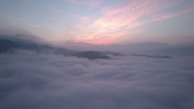 Panoramik uçuş sabah bulutların üstünde