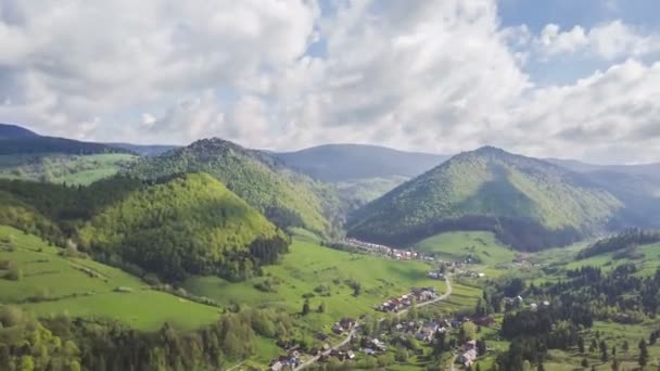 Luchtfoto Van Voorjaar Land Met Frisse Groene Kleuren — Stockvideo