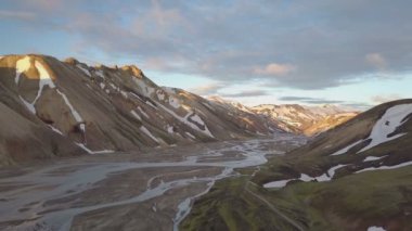 Gün batımında İzlanda dağlarda Nehri Deltası havadan görünümü