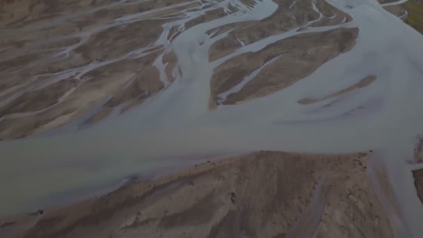 Γείρετε Πάνω Από Δέλτα Του Ποταμού Για Ισλανδικά Χιονισμένα Βουνά — Αρχείο Βίντεο