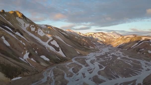 Flygfoto Över Isländska Rainbow Snöiga Berg Med Floddelta Solnedgången Kvällen — Stockvideo