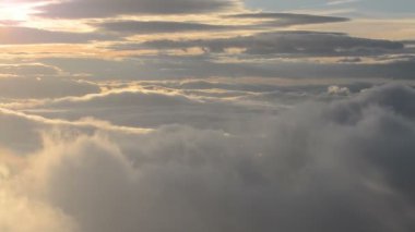Bulutların Panoramic üzerinde altın gündoğumu