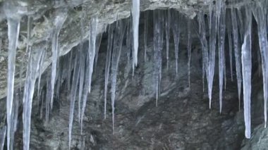 Icicle'ı küçük buz mağarasında