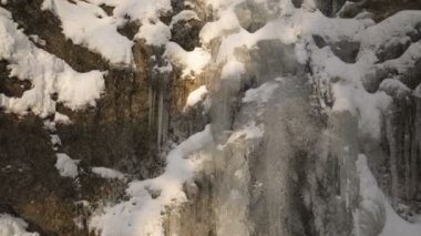 Soğuk kış akışında donmuş şelale