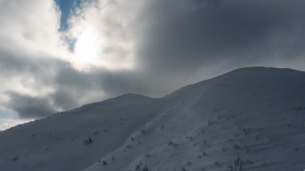 Nuvens Dramáticas Sobre Montanhas Nevadas Inverno — Vídeo de Stock