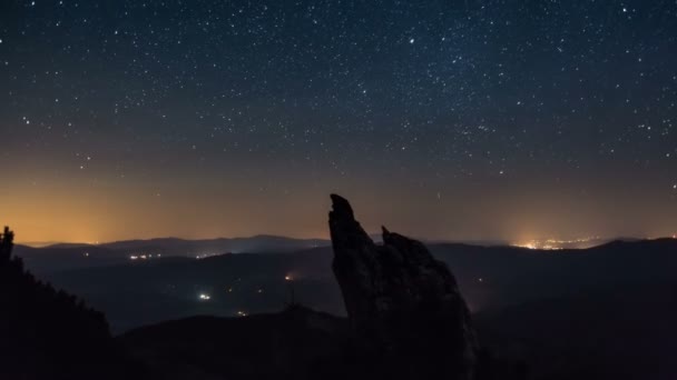 星星在夜空中移动 越过山脉时间流逝 — 图库视频影像
