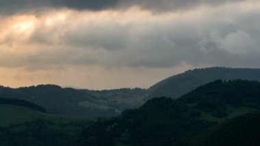 Yeşil ülke zaman atlamalı üzerinde dramatik hızlı bulutlar