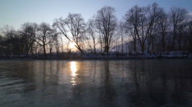 Sunrise sabah nehrin yanında yansıtma.