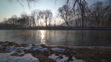 Nehir kıyısında sunrise ile huzurlu sabah Dolly vurdum