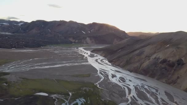 冰岛火山山脉上空飞越三角洲的空中日落 — 图库视频影像