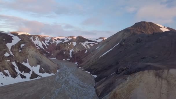 Luchtfoto Vlucht Besneeuwde Vulkanische Bergen Rivierdelta Avond Van Ijsland — Stockvideo