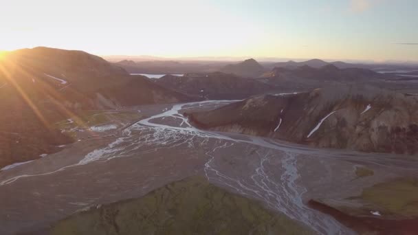 Pôr Sol Aéreo Sobre Delta Rio Nas Montanhas Islandesas — Vídeo de Stock