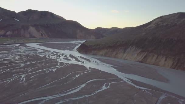 Πετούν Πάνω Από Δέλτα Του Ποταμού Στην Ισλανδία — Αρχείο Βίντεο