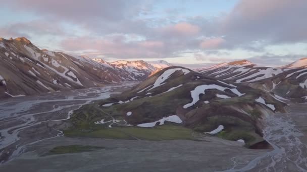 Vista Aérea Das Montanhas Vulcânicas Arco Íris Noite Islândia — Vídeo de Stock