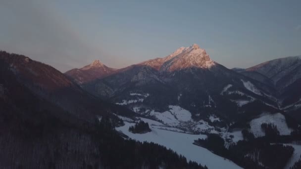 Αεροφωτογραφία Του Χειμωνιάτικο Ηλιοβασίλεμα Πάνω Από Βουνά Των Άλπεων — Αρχείο Βίντεο