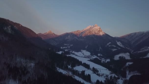 Luftaufnahme Des Winteruntergangs Über Den Alpinen Bergen — Stockvideo