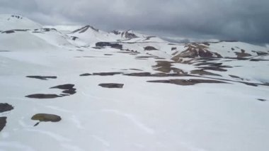 Hava dramatik karlı dağlar