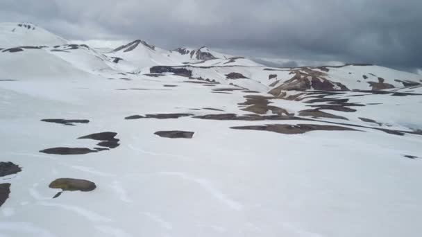 Montanhas Nevadas Dramáticas Aéreas — Vídeo de Stock