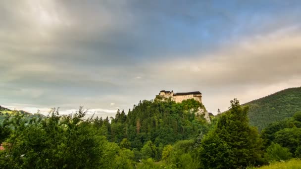 Облака над историческим замком в зеленой лесной стране в вечернее время — стоковое видео