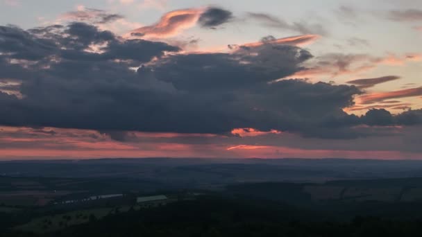 Барвистий схід сонця над сільським пейзажем Проміжок часу — стокове відео