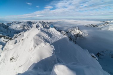 Karlı dağların tepesinde güneşli bir gün. Slovakya 'da kışın yüksek Tatras.