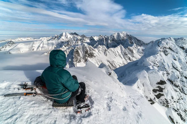 Escalador Sentado Cimeira Dia Ensolarado Inverno Nevado Altas Montanhas Tatra — Fotografia de Stock