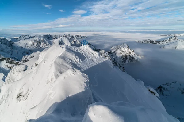 Karlı dağların tepesinde güneşli bir gün. Slovakya 'da kışın yüksek Tatras.