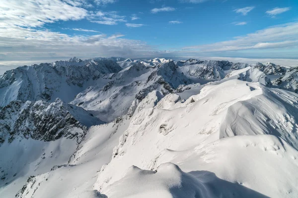 Karlı dağların tepesinde güneşli bir gün. Slovakya 'da kışın yüksek Tatras.